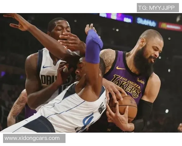 黄蜂与独行侠激烈对抗赛引发球迷热议与赛场冲突分析 黄蜂与独行侠激烈对抗赛引发球迷热议与赛场冲突分析